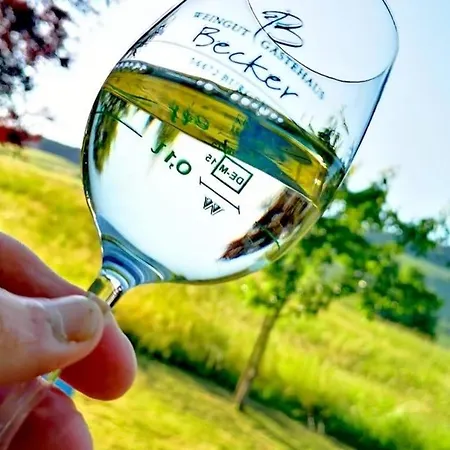 Ferienweingut & Gutsrestaurant Becker * Burgen