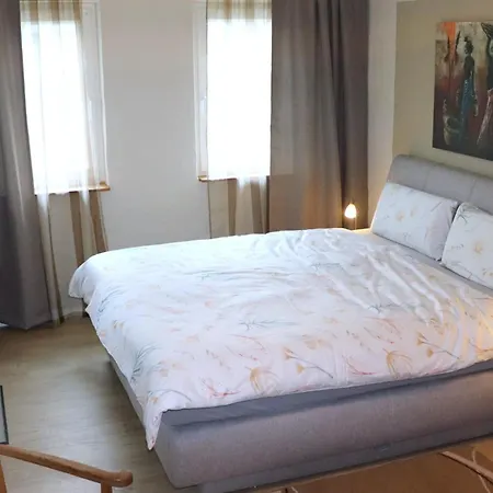 Ferienweingut & Gutsrestaurant Becker *