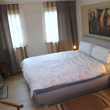 Ferienweingut & Gutsrestaurant Becker *